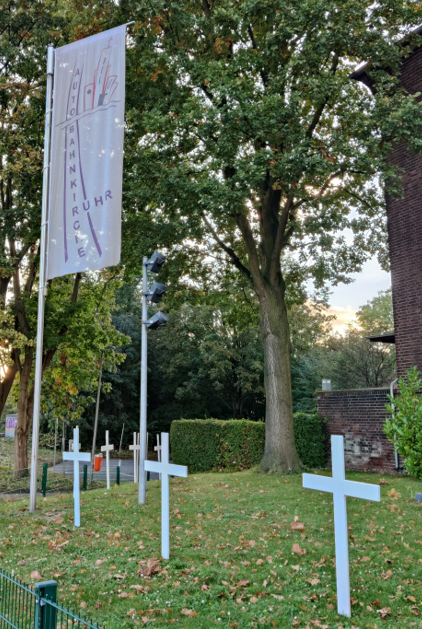 Kreuze vor der Kirche